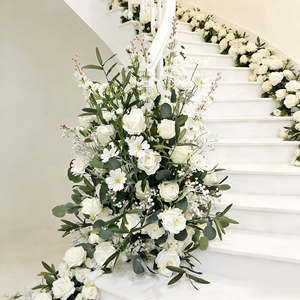 Runner Floreale Artificiale Moderno di Alta Qualità Personalizzabile in Lunghezza Verde e Bianco per Decorazioni Matrimoniali - Product Image 1