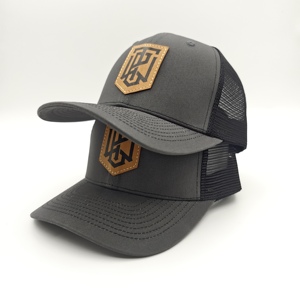 Gorra Trucker Richardson 112 al por mayor con parche de cuero personalizado, bajo MOQ, logotipo grabado a láser, estructurada, de 6 paneles, de malla, con cierre a presión - Product Image 3