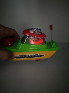 JollySweets Buena Venta Pull String Lighting Boat Candy Toy Juguete de plástico - Product Image 4
