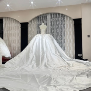 Robe de mariée haut de gamme Wx230 Royal Plus Size en satin doux, sans manches, épaules dénudées, avec appliques en dentelle et cristaux, coupe princesse - Product Image 5