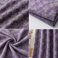 Tissu en satin de soie imprimé numérique motif papillon violet vague dorée, élégant motif chinois, textile de luxe pour la confection de vêtements