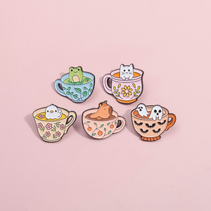 Épinglette en émail en forme de tasse à café mignonne, épinglette en métal pour revers de veste avec des animaux en stock - Product Image 4
