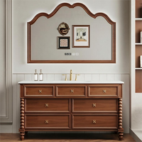 Ensemble de meubles de salle de bain vintage de style américain et français du milieu du siècle, avec lavabo et miroir sur pied