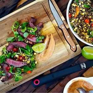 Juego de tablas de cortar de madera de acacia duraderas que incluye cuchillos, plato para salsas y tabla para cortar queso con ranuras profundas para recoger jugo - Product Image 3
