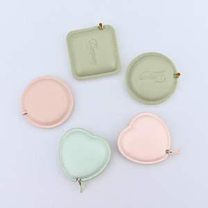 Mini mètre ruban en cuir PU 1,5 m métrique à retour automatique de la lame avec logo pour la mesure - Product Image 1