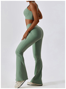 Ensemble de yoga deux pièces pour <span class=keywords><strong>femme</strong></span> avec logo personnalisé, comprenant un crop top de sport à dos évidé et un pantalon de survêtement évasé à coupe en V et jambes larges, idéal pour la gym, le fitness et l'entraînement. - Product Image 3