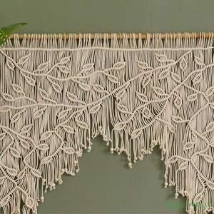Tapisserie murale en macramé tissée à la main 100% coton, décoration moderne pour la maison, fabriquée au Vietnam - Product Image 1