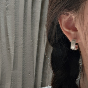 Boucles d'oreilles courbées en argent pur S925 de style vintage, luxe léger, en forme de C, avec un design de niche, simples et élégantes, style chandelier - Product Image 2