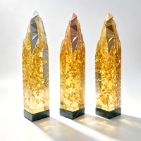 Trophée vertical écologique en résine transparente ambrée avec sculpture en relief, avec sommet métallique argenté, or rose ou doré, logo personnalisé, pour récompense d'entreprise