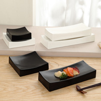 Plateau carré haut de gamme noir et blanc mat de style vintage moderne pour sushis, avec fond plat, idéal pour les restaurants haut de gamme, les hôtels et les fêtes