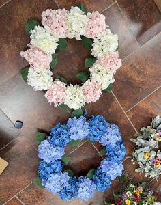 Ghirlanda Artificiale di Alta Qualità da 60cm con Fiori di Hdrdrangea, Grande Decorazione Floreale per Lauree - Product Image 5