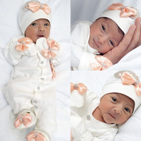 Ensemble 4 pièces 'Take Me Home' pour femme enceinte de 39 semaines : Combinaison, couverture pour bébé, bonnet, moufles, chaussures et parure de bijoux couronne royale pour photographie