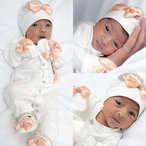 Ensemble 4 pièces 'Take Me Home' pour femme enceinte de 39 semaines : Combinaison, couverture pour bébé, bonnet, moufles, chaussures et parure de bijoux couronne royale pour photographie - Product Image 5