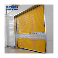 Puerta enrollable espiral industrial duradera con panel sándwich de aluminio reforzado aislado y operación automática, puerta rá