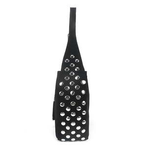 Sac à bandoulière en daim noir style streetwear pour femme avec rivets métalliques, vente en gros - Product Image 4