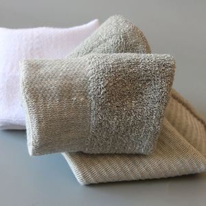 Chaussettes habillées en <span class=keywords><strong>coton</strong></span> personnalisées <span class=keywords><strong>pour</strong></span> hommes avec initiales, motif lettres antibactérien, écologiques, <span class=keywords><strong>idée</strong></span> <span class=keywords><strong>cadeau</strong></span> <span class=keywords><strong>pour</strong></span> témoin <span class=keywords><strong>de</strong></span> mariage - Product Image 5