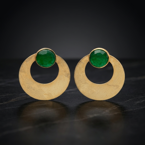 Pendientes de aro de Latón chapado en oro con piedras preciosas de ónix verde, elegancia en cada curva - Product Image 2