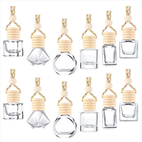 Fabricant de bouteilles en verre Bouteille de diffuseur d'arôme de voiture suspendue en bois Bouteille de parfum de voiture réutilisable de 8ml avec boîte