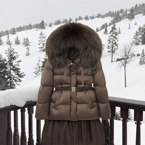 Abrigo de plumón de pato para mujer, de invierno, con cuello de piel de mapache auténtica, cintura ajustada y cremallera. - Product Image 2