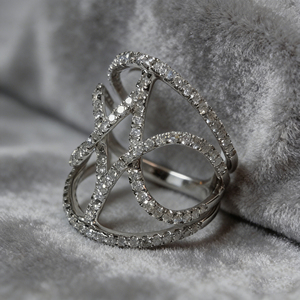 Bague de fiançailles géométrique en diamant, plaquée rhodium, or blanc, sertie de griffes, bijoux fins de luxe tendance pour femme, pour mariage et soirée - Product Image 6