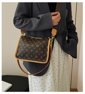 Bolsos de Hombro de PVC para <span class=keywords><strong>Mujer</strong></span>, Diseño Clásico, con Monograma, Múltiples Formas de Llevar, Bolsos Cruzados para Uso Diario, Gran Venta - Product Image 6