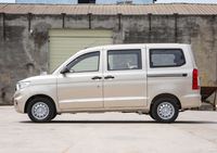 Minibus Wuling Hongguang V 5 portes 7 places à entrée facile avec porte coulissante large et seuil bas pour personnes âgées ou enfants scolarisés