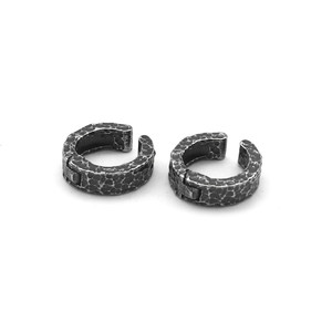 Pendientes de aro yunnique de acero de titanio, clip para media oreja, diseño geométrico texturizado retro punk para orejas sin perforar - Product Image 5
