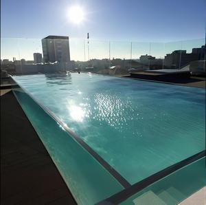 Piscina Elevada <span class=keywords><strong>de</strong></span> <span class=keywords><strong>Fibra</strong></span> <span class=keywords><strong>de</strong></span> Vidrio con Marco <span class=keywords><strong>de</strong></span> Acrílico y Vidrio sin Fin, <span class=keywords><strong>de</strong></span> Alta Dureza Superficial y Paredes Gruesas - Product Image 1