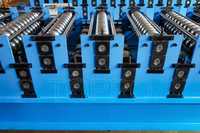Machine de formage à froid pour tuiles émaillées à double couche et tôles ondulées, produisant deux types de panneaux de toiture en un seul équipement