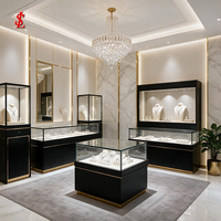 Vitrines murales de luxe pour bijoux avec éclairage LED intégré, finition dorée et noir mat, pour aménagement de magasin de détail