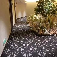 Tapis géométrique triangulaire noir et blanc, rouleau large sur mesure de 4 m, résistant à l'usure, ignifuge, pour couloir d'hôtel