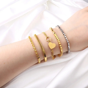 Pulsera de Cadena de Moda, Chapada en Oro de 18k, Aleación de Zinc, Colgante de Corazón, Joyería para Mujer, Diseño Geométrico, Estilo de Eslabones Suaves - Product Image 1