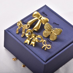 Boucles d'oreilles minimalistes en forme de nœud creux, plaquées or 18 carats, en acier inoxydable, anti-allergie, petites boucles d'oreilles en forme de nœud pour femmes, à porter au quotidien - Product Image 6