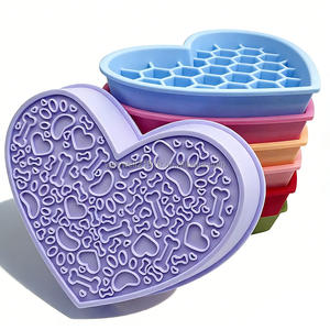 ชามอาหารสุนัขซิลิโคนรูปหัวใจแบบรังผึ้ง 2 ช่อง รุ่น Saint Valentine 2025 พร้อมแผ่นรองรูปหัวใจ 2 in 1 ช่วยให้สัตว์เลี้ยงกินอาหารช้าลงและเลียได้ - Product Image 1