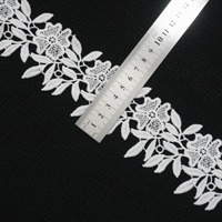 Dentelle florale soluble dans l'eau de luxe personnalisée de 5 cm en polyester blanc pour la décoration de robes et de culottes pour femmes