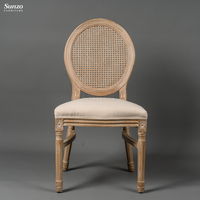 Chaise Louis en rotin avec accoudoirs en tissu couleur antique, en bois de caoutchouc massif, empilable, pour salle à manger, mariage et événements