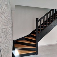 CBMmart Hochwertige Moderne Innentreppe mit Metallgeländer und Massivholzstufen