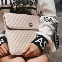 Sac à main élégant en cuir matelassé pour tablette, pochette à rabat brodée pour femme avec fermoir doré, housse pour ordinateur portable à porter à la main pour les voyages