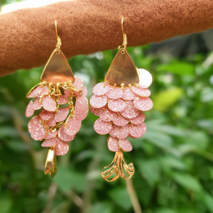 Boucles d'oreilles pendantes tendance en acier inoxydable 316L plaqué or PVD, durables et résistantes, avec couches de paillettes roses en forme d'éventail - Product Image 3