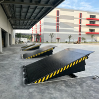 Niveleur de quai industriel fixe, pont d'accès hydraulique, rampe de chargement lourd pour le chargement et le déchargement de camions et conteneurs en entrepôt