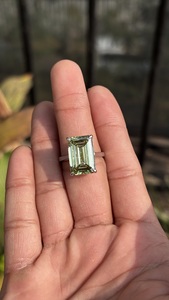 แหวนทอง 14KT ดีไซน์เนอร์ ประดับมรกตสีเขียวอ่อน ทรงเหลี่ยม ผลิตในห้องปฏิบัติการ สำหรับผู้หญิง แหวนแต่งงาน/หมั้น ทำมือ งานสั่งทำพิเศษ เครื่องประดับหรูหรา - Product Image 4