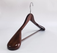 Cintres en bois personnalisés avec logo et couleur du fabricant, vente chaude, barre en bois massif, épaules élargies pour vêtements, pour armoire, salle de bain