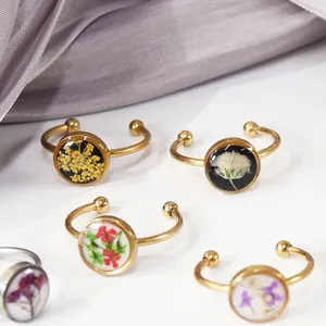 Benutzer definierte vergoldete Harz Blumen ringe Schmuck hand gefertigte Harz getrocknete Blumen Open Circle Ring