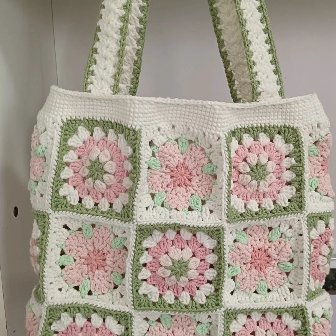Fleur d'orchidée crochetée à la main