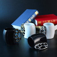 Nouveaux produits 2026 : Tasse à café créative en céramique de 400 ml avec poignée, motif Brass Knuckle Duster, personnalisable