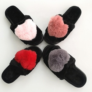 Pantofole da donna in peluche 2020 con suola nera e cuore, design coreano alla moda, pantofole interamente in peluche a forma di cuore - Product Image 6