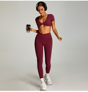 Camiseta deportiva de yoga para mujer con cuello en V profundo, espalda hueca, manga corta, sujetador incorporado, ajuste ceñido para pilates y entrenamiento - Product Image 5