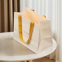 Fabrication d'un grand sac fourre-tout en papier de carton blanc Art Grands sacs en papier cadeaux de luxe noirs avec poignées et logo pour les entreprises