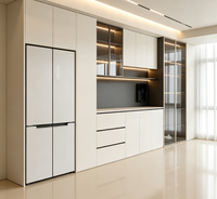 Buffet moderne encastré sur mesure avec armoire à vin, vitrine en verre blanc crème pour la maison, la cuisine et la salle à manger