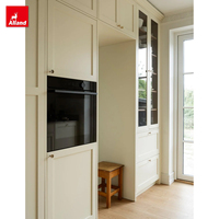 Ensemble de meubles modernes blancs sur mesure Alland, en bois massif, style américain intemporel, avec placard de cuisine encastré glacé crème et plan de travail